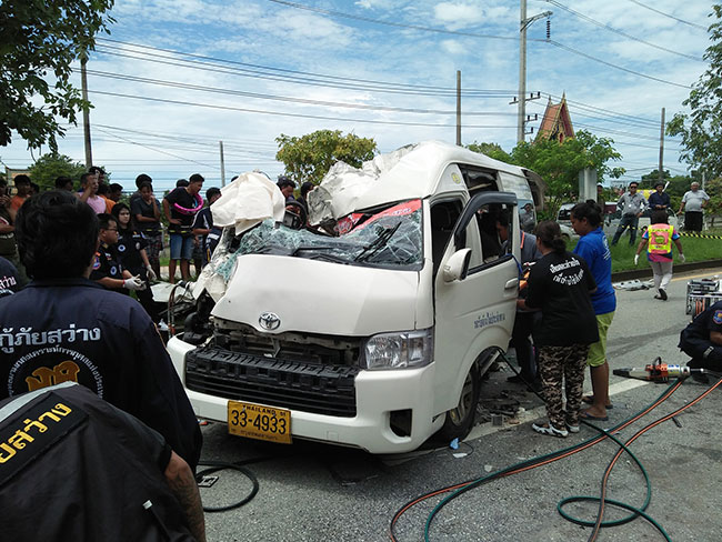 รถเก๋งชนรถตู้