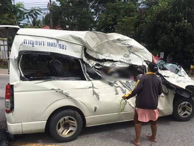 รถเก๋งชนรถตู้