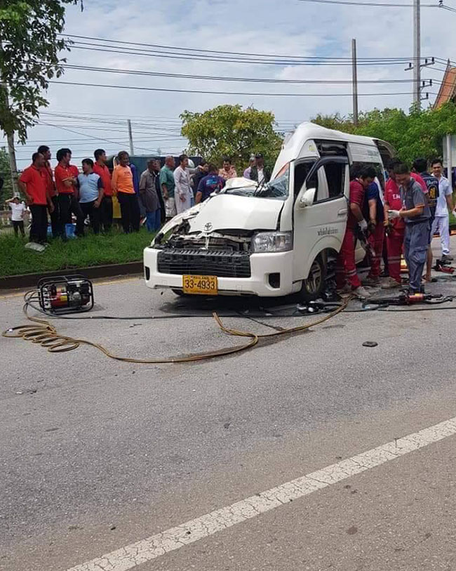 รถเก๋งชนรถตู้