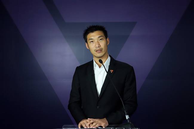 นายธนาธร จึงรุ่งเรืองกิจ