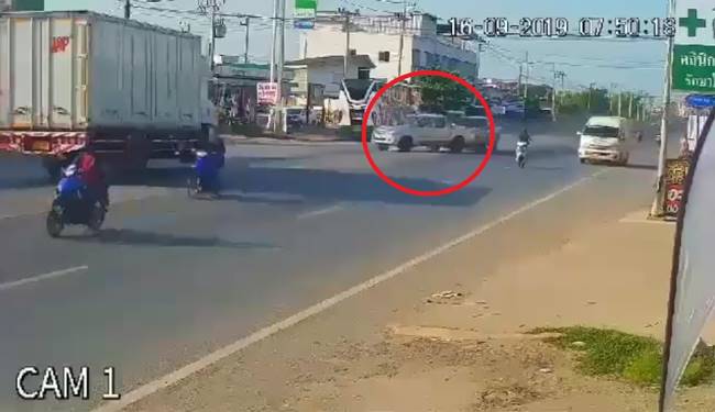 กระบะพุ่งข้ามเลนชนรถบรรทุก