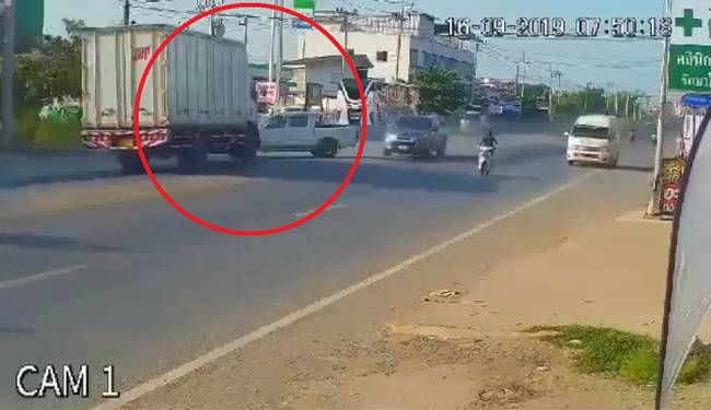 กระบะพุ่งข้ามเลนชนรถบรรทุก