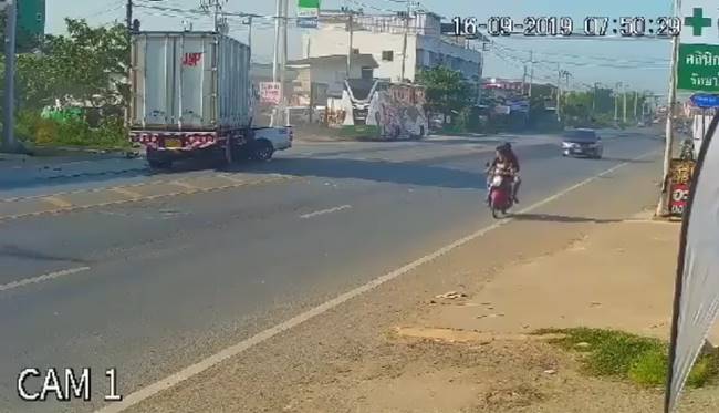 กระบะพุ่งข้ามเลนชนรถบรรทุก