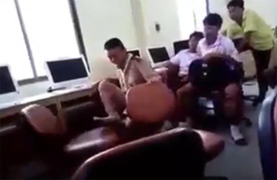 หดหู่..คลิปเด็ก ม.ต้น สุดถ่อยรุมแกล้งเด็กพิเศษ ถีบเก้าอี้ใส่-รุมต่อย