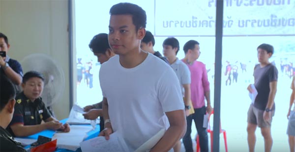 แทน ณภัส ลูกชาย อ.เฉลิมชัย เข้ารายงานตัวเป็นทหารเกณฑ์ ทำหน้าที่รับใช้ชาติ