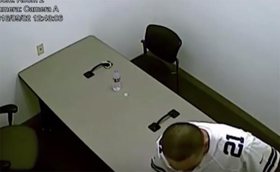 ยังกับในหนัง ผู้ต้องหาแสบงัดกุญแจมือ-ปีนเพดานหนีสำเร็จ (ชมคลิป)