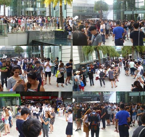 Pokemon Go ฮอตจริง ! คนไทยนับพันแห่จับโปเกมอนเต็มลานพาร์คพารากอน