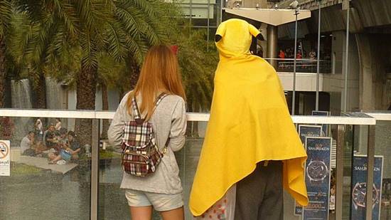 Pokemon Go ฮอตจริง ! คนไทยนับพันแห่จับโปเกมอนเต็มลานพาร์คพารากอน