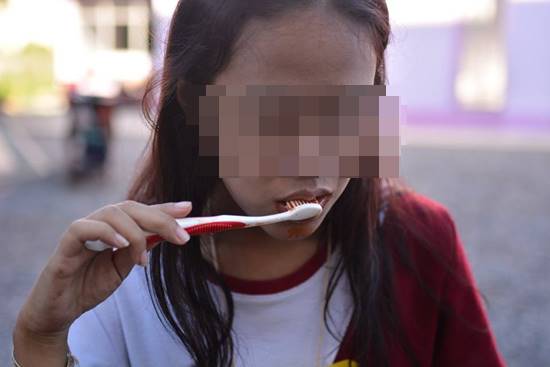 เจออีก ! รับน้องเถื่อน ให้ผู้หญิงทำท่าเลียหัวนมผู้ชาย-ใช้พริกแกงแปรงฟัน