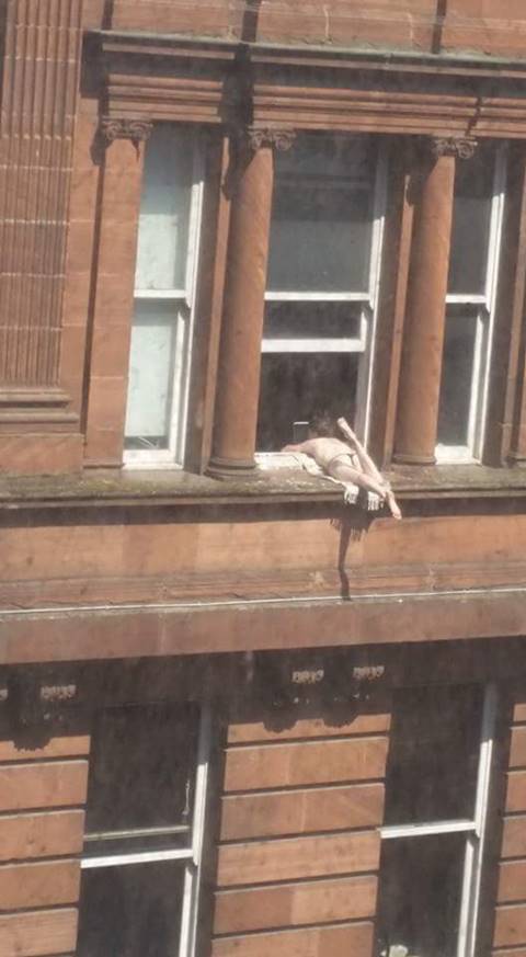 แบบนี้ก็ได้เหรอ สาวไม่แคร์โลกแก้ผ้านอนอาบแดดบนขอบหน้าต่างชั้น 3