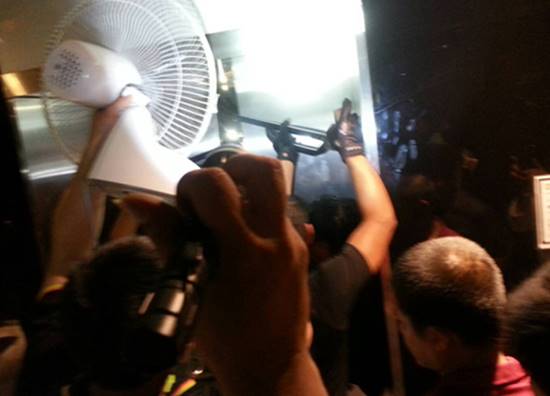 เซ็นทรัลเวิลด์ลิฟท์ค้างกลางดึก เจ้าหน้าที่ใช้ชะแลงงัด 1 ชม. ช่วยคนที่ติดข้างใน