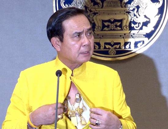  ชอตเด็ด ! บิ๊กตู่ เปิดเสื้อโชว์พระเครื่องเต็มคอ รับสะสมมานาน