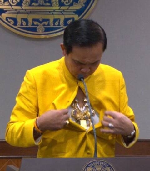 ชอตเด็ด ! บิ๊กตู่ เปิดเสื้อโชว์พระเครื่องเต็มคอ รับสะสมมานาน