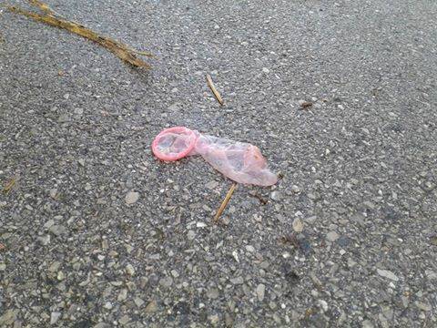  สังคมเสื่อม...ชาวอุดรแฉภาพเสื้อผ้า-ถุงยางใช้แล้ว วางทิ้งในสวนสาธารณะ