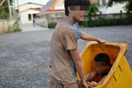 เจออีก ! รับน้องเถื่อน ให้ผู้หญิงทำท่าเลียหัวนมผู้ชาย-ใช้พริกแกงแปรงฟัน