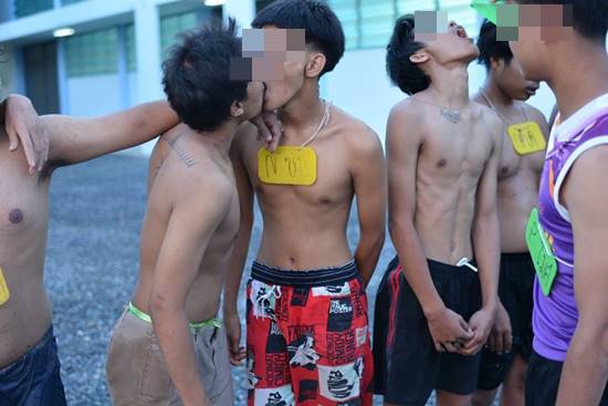 เจออีก ! รับน้องเถื่อน ให้ผู้หญิงทำท่าเลียหัวนมผู้ชาย-ใช้พริกแกงแปรงฟัน