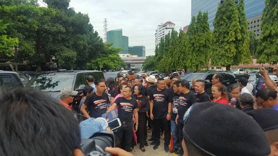 19 แกนนำ นปช. รับทราบข้อกล่าวหา ฝืนคำสั่ง คสช. เปิดศูนย์ปราบโกงฯ