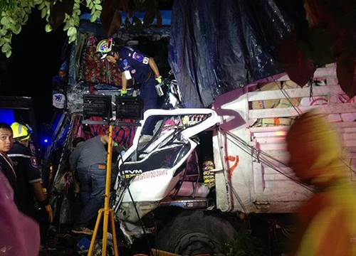 สลด ! รถทัวร์พุ่งประสานงาสิบล้อ ดับ 6 ราย คาดเกิดจากถนนลื่น-หลับใน