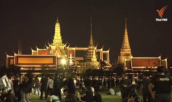 กทม. อนุญาตให้ผู้ที่มาถวายสักการะพระบรมศพ พักค้างคืนที่สนามหลวงได้