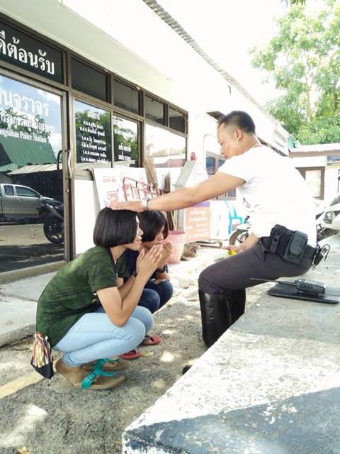 ภาพชวนซึ้งใจ นักเรียนนำพวงมาลัยไหว้ตำรวจจราจร ยกเป็นครูผู้เป็นแบบอย่าง