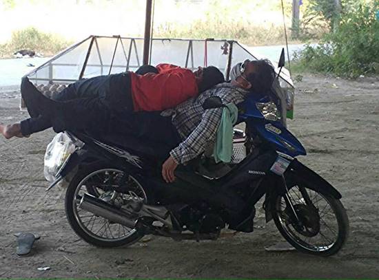 พ่อใช้ตัวเองเป็นเตียง ให้ลูกหลับสบายบนมอเตอร์ไซค์ รักของพ่อยิ่งใหญ่เสมอ 