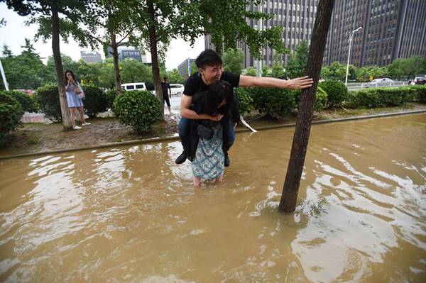 สตรองมาก สาวแบกแฟนหนุ่มลุยน้ำท่วม เพราะกลัวรองเท้าเปียก !!