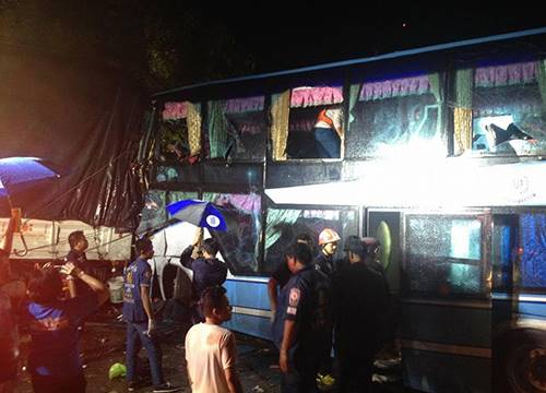 สลด ! รถทัวร์พุ่งประสานงาสิบล้อ ดับ 6 ราย คาดเกิดจากถนนลื่น-หลับในสลด ! รถทัวร์พุ่งประสานงาสิบล้อ ดับ 6 ราย คาดเกิดจากถนนลื่น-หลับใน