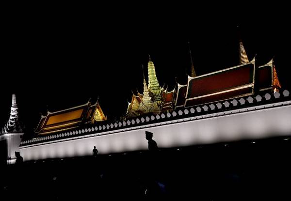 กทม. อนุญาตให้ผู้ที่มาถวายสักการะพระบรมศพ พักค้างคืนที่สนามหลวงได้