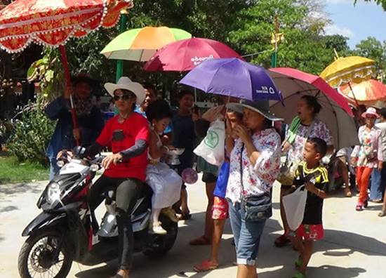 ขบวนแว้น 100 คันแห่สาวพรหมจรรย์ ร่วมพิธีงานบุญกวนข้าวทิพย์