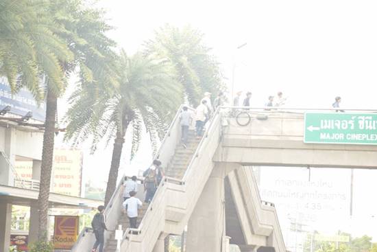 วิถีอาชีวะยกพวกตีกันป้ายรถเมล์ รังสิต คนหนีกระเจิง-สุดท้ายเลือดอาบ อาการร่อแร่