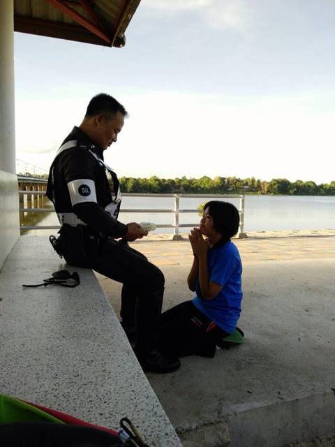 ภาพชวนซึ้งใจ นักเรียนนำพวงมาลัยไหว้ตำรวจจราจร ยกเป็นครูผู้เป็นแบบอย่าง