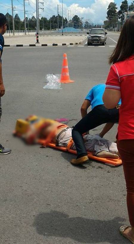 คลิปวินาทีมรณะ ! รถเก๋งตีนผีซิ่งฝ่าไฟแดงชนมอเตอร์ไซค์เต็มแรง ร่างกระเด็นดับคาที่