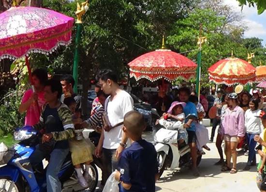 ขบวนแว้น 100 คันแห่สาวพรหมจรรย์ ร่วมพิธีงานบุญกวนข้าวทิพย์