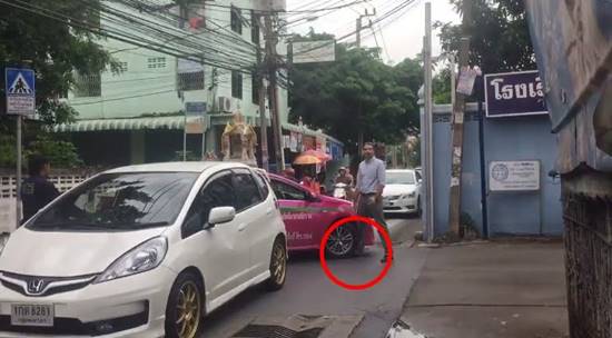 โผล่อีก ! แท็กซี่เลือดร้อนกระโจนถีบกระโปรงรถฝรั่ง ฉุนไม่ให้ปาดเข้าซอย (คลิป)โผล่อีก ! แท็กซี่เลือดร้อนกระโจนถีบกระโปรงรถฝรั่ง ฉุนไม่ให้ปาดเข้าซอย (คลิป)