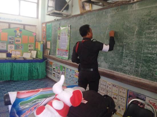 ภาพชวนซึ้งใจ นักเรียนนำพวงมาลัยไหว้ตำรวจจราจร ยกเป็นครูผู้เป็นแบบอย่าง