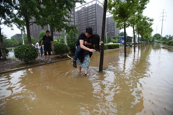 สตรองมาก สาวแบกแฟนหนุ่มลุยน้ำท่วม เพราะกลัวรองเท้าเปียก !!