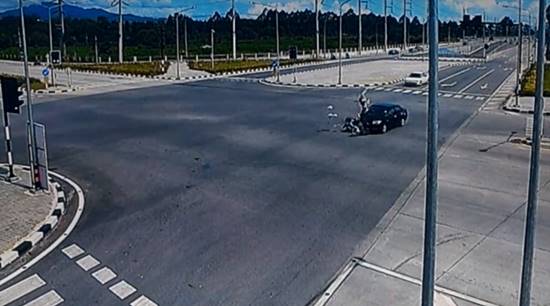 คลิปวินาทีมรณะ ! รถเก๋งตีนผีซิ่งฝ่าไฟแดงชนมอเตอร์ไซค์เต็มแรง ร่างกระเด็นดับคาที่