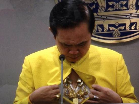 ชอตเด็ด ! บิ๊กตู่ เปิดเสื้อโชว์พระเครื่องเต็มคอ รับสะสมมานาน