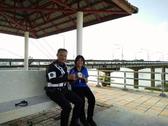 ภาพชวนซึ้งใจ นักเรียนนำพวงมาลัยไหว้ตำรวจจราจร ยกเป็นครูผู้เป็นแบบอย่าง