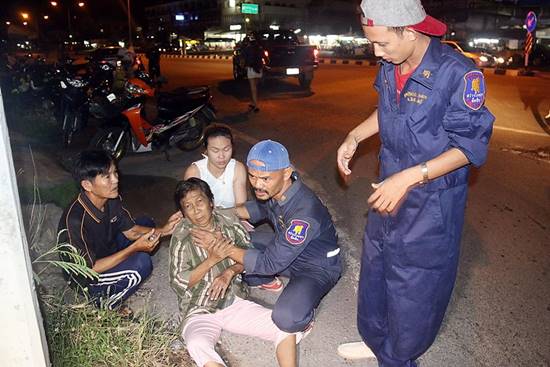 คลิปชัด ! นาทีกระบะไม่สนไฟแดง พุ่งชนท้ายมอเตอร์ไซค์ล้มกลิ้ง เจ็บ 4