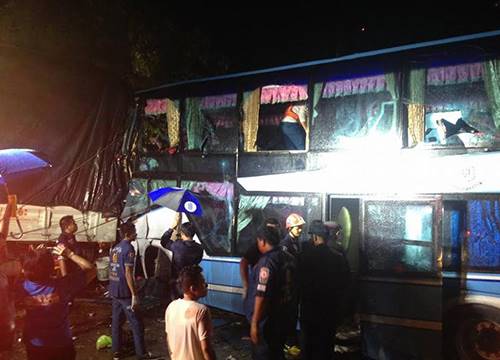 สลด ! รถทัวร์พุ่งประสานงาสิบล้อ ดับ 6 ราย คาดเกิดจากถนนลื่น-หลับใน