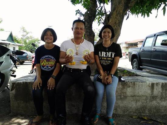 ภาพชวนซึ้งใจ นักเรียนนำพวงมาลัยไหว้ตำรวจจราจร ยกเป็นครูผู้เป็นแบบอย่าง