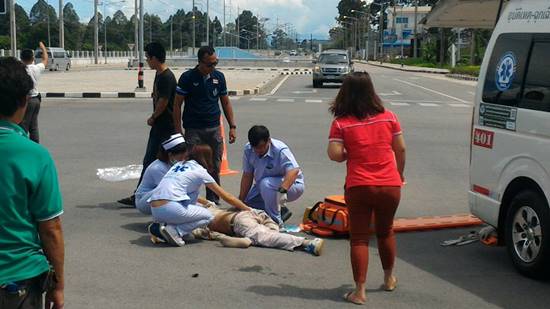 คลิปวินาทีมรณะ ! รถเก๋งตีนผีซิ่งฝ่าไฟแดงชนมอเตอร์ไซค์เต็มแรง ร่างกระเด็นดับคาที่