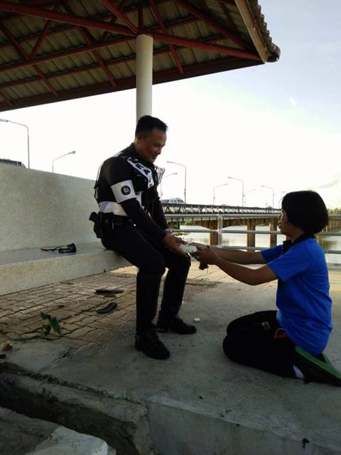 ภาพชวนซึ้งใจ นักเรียนนำพวงมาลัยไหว้ตำรวจจราจร ยกเป็นครูผู้เป็นแบบอย่าง