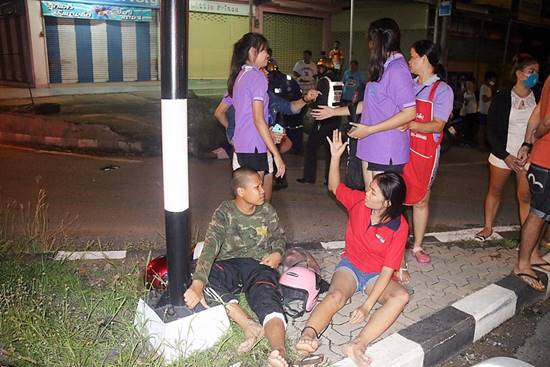 คลิปชัด ! นาทีกระบะไม่สนไฟแดง พุ่งชนท้ายมอเตอร์ไซค์ล้มกลิ้ง เจ็บ 4