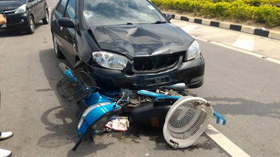 คลิปวินาทีมรณะ ! รถเก๋งตีนผีซิ่งฝ่าไฟแดงชนมอเตอร์ไซค์เต็มแรง ร่างกระเด็นดับคาที่คลิปวินาทีมรณะ ! รถเก๋งตีนผีซิ่งฝ่าไฟแดงชนมอเตอร์ไซค์เต็มแรง ร่างกระเด็นดับคาที่