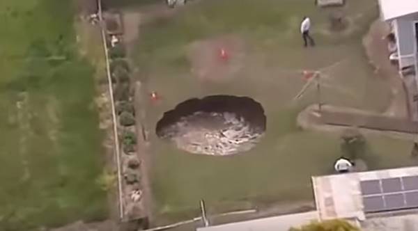 เจ้าของบ้านผวา !! หลุมยุบ 8 เมตรโผล่หลังบ้าน หวั่นกลืนบ้านทั้งหลัง