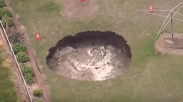 เจ้าของบ้านผวา !! หลุมยุบ 8 เมตรโผล่หลังบ้าน หวั่นกลืนบ้านทั้งหลัง