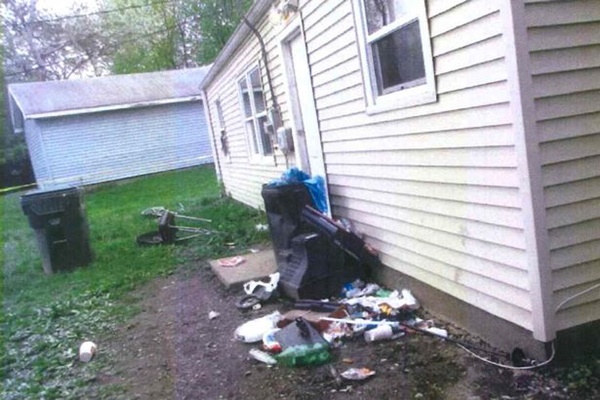 เด็กน้อยถูกพบเป็นศพในบ้านสุดรก 