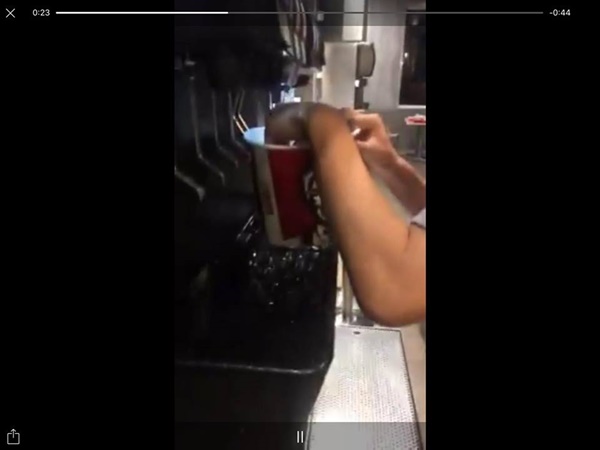 วัยรุ่นใช้ถังใส่ไก่เติมน้ำในร้าน KFC 